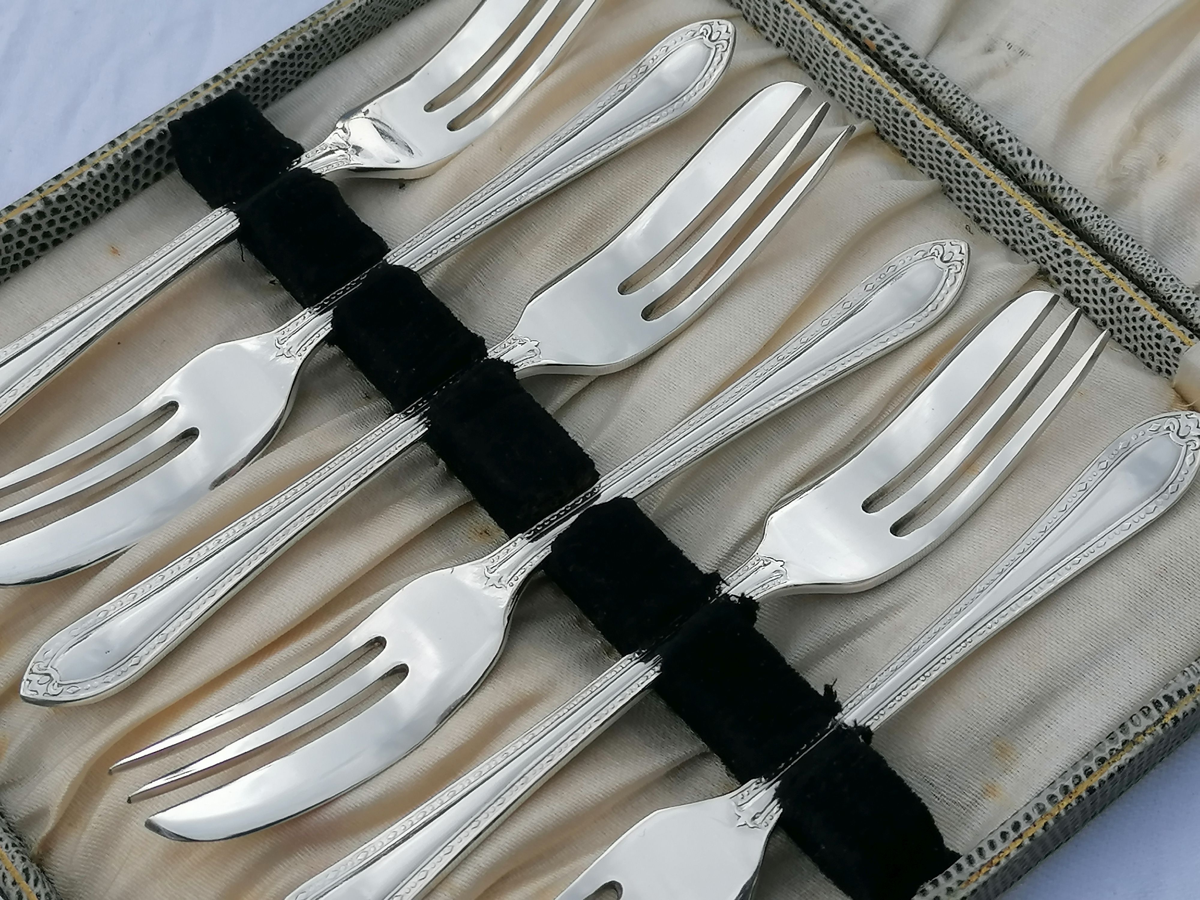 VINTAGE CASED CAKE FORKS SET OF 6 SILVER PLATED EPNS VintageKitsch