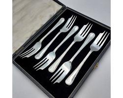 Cased Cake Forks Set - Reed & Ribbon Pattern - Silver Plated - Vintage (#59671)