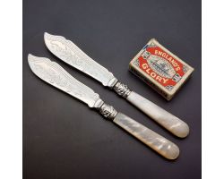 Pair Of Mother Of Pearl Handled Butter Knives - Silver Plated Antique (#60155)