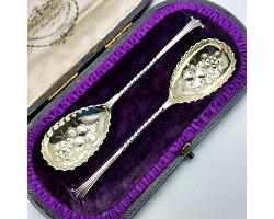 Beautiful Cased Berry Bowl Spoons - Sterling Silver - London 1900 Antique (#59458)