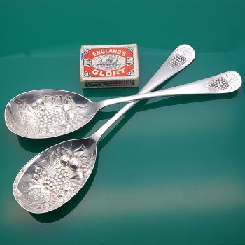 Pair Of Berry Bowl Serving Spoons Grapevine Handles 1922 Silver Plated (#61622) 1