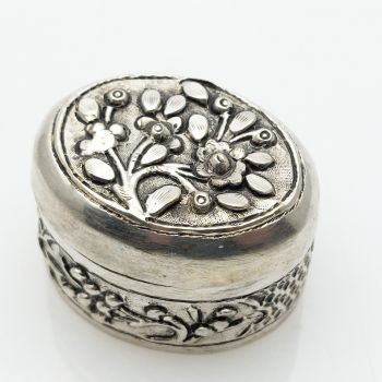 White Metal Silver Pill Box Repousse Work (#61908) 1